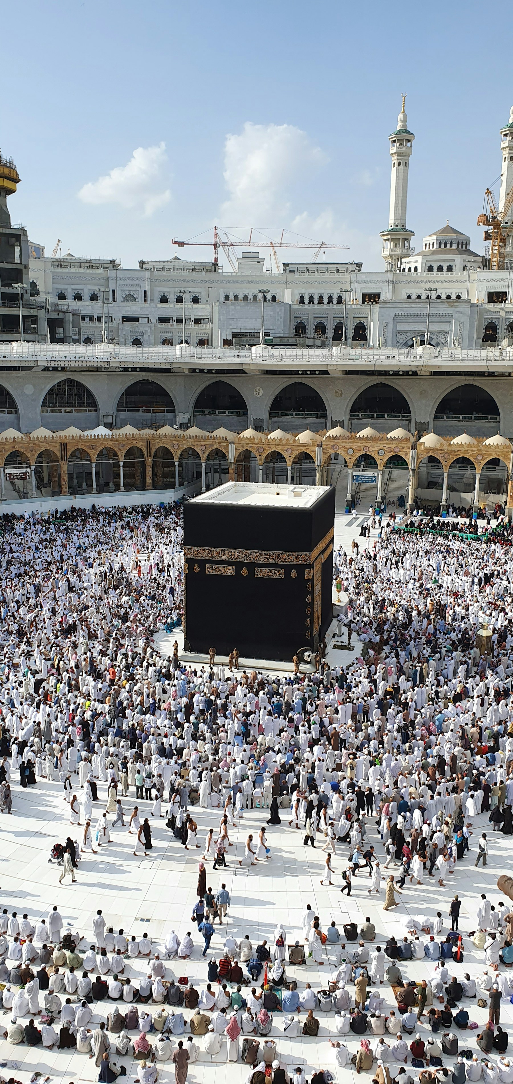 Jamaah mengelilingi Ka'bah di Masjidil Haram